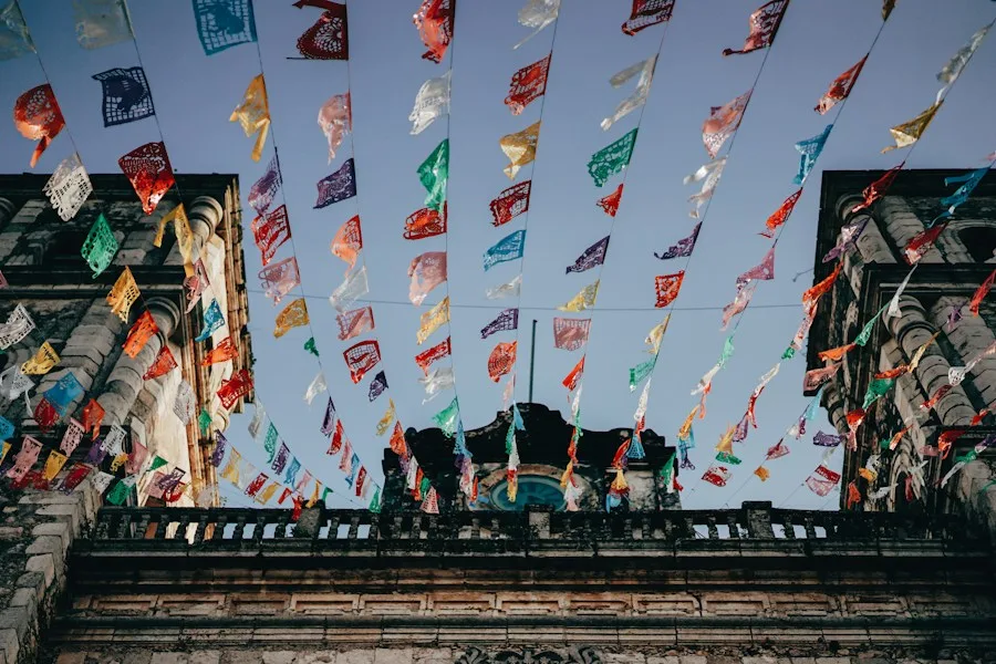 Calle de México decorada con papel picado