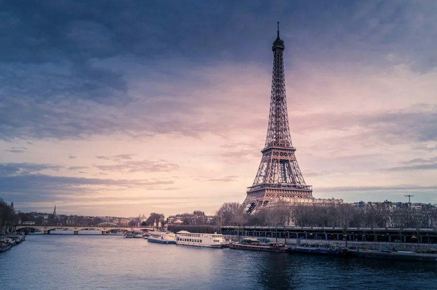 Torre Eiffel en París al atardecer